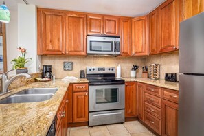 Suite, 2 habitaciones, frente al océano (2 Bathrooms) | Cocineta privada | Refrigerador con congelador, microondas, horno y parrilla de estufa 