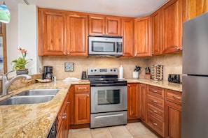 Suite, 2 habitaciones, frente al océano (2 Bathrooms) | Cocineta privada | Refrigerador con congelador, microondas, horno y parrilla de estufa