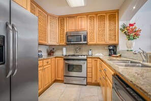 Refrigerador con congelador, microondas, horno y parrilla de estufa 