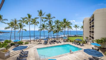 Kolam renang outdoor, dengan payung kolam renang dan kursi berjemur