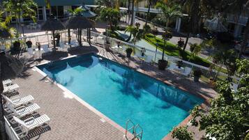 Alberca al aire libre y camas balinesas gratuitas