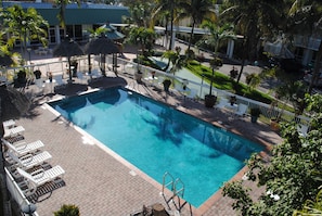 Una piscina al aire libre, cabañas de piscina gratuitas, sombrillas