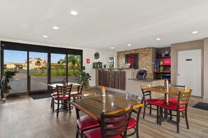 A restaurant with a view of the outside, including a train and a road. - Red Roof Inn Baldwin (Jacksonville)