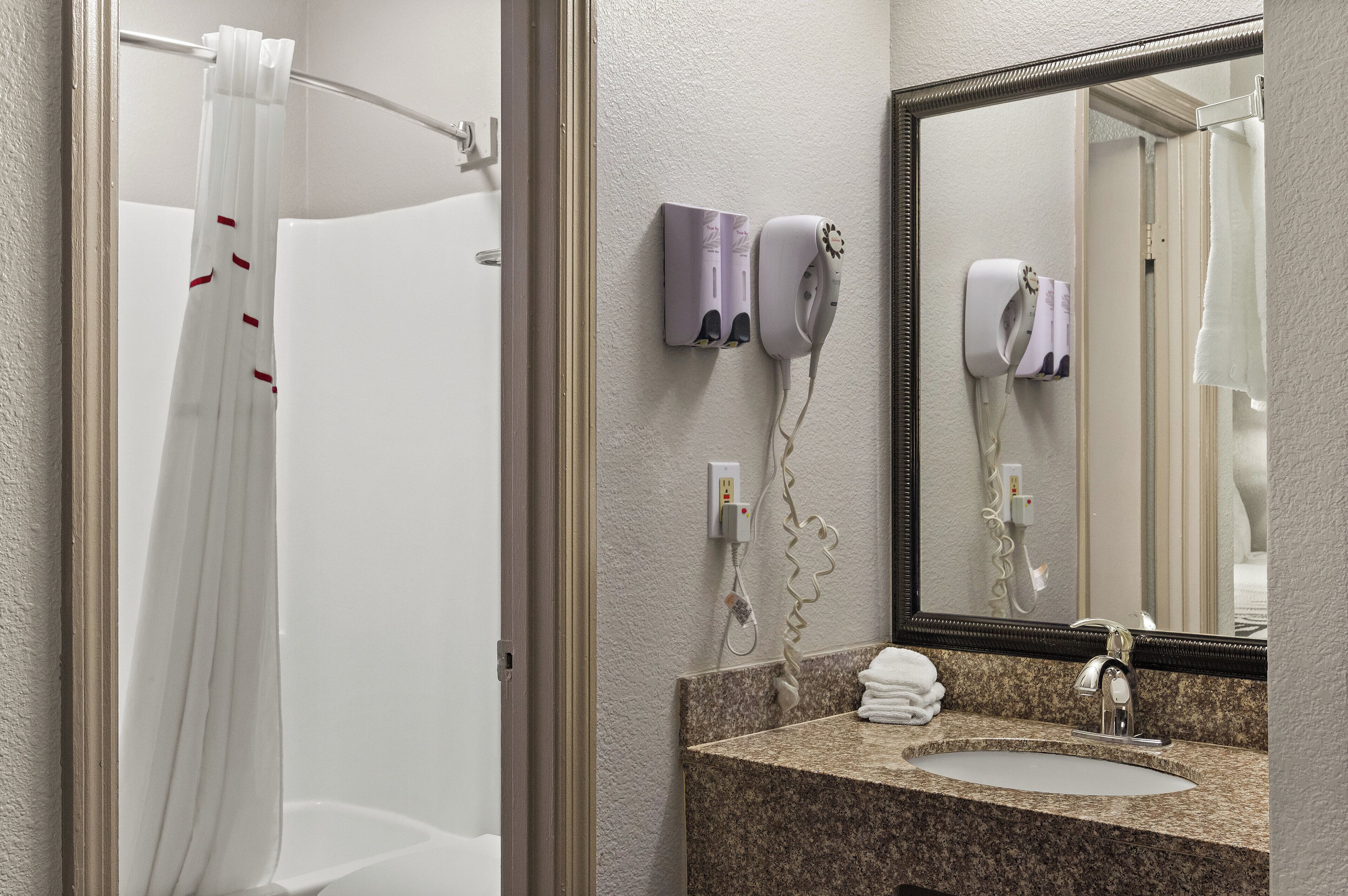 Ensemble douche/baignoire, articles de toilette gratuits, sèche-cheveux