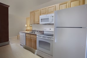 Refrigerador con freezer, microondas, placa de cocina, lavavajillas