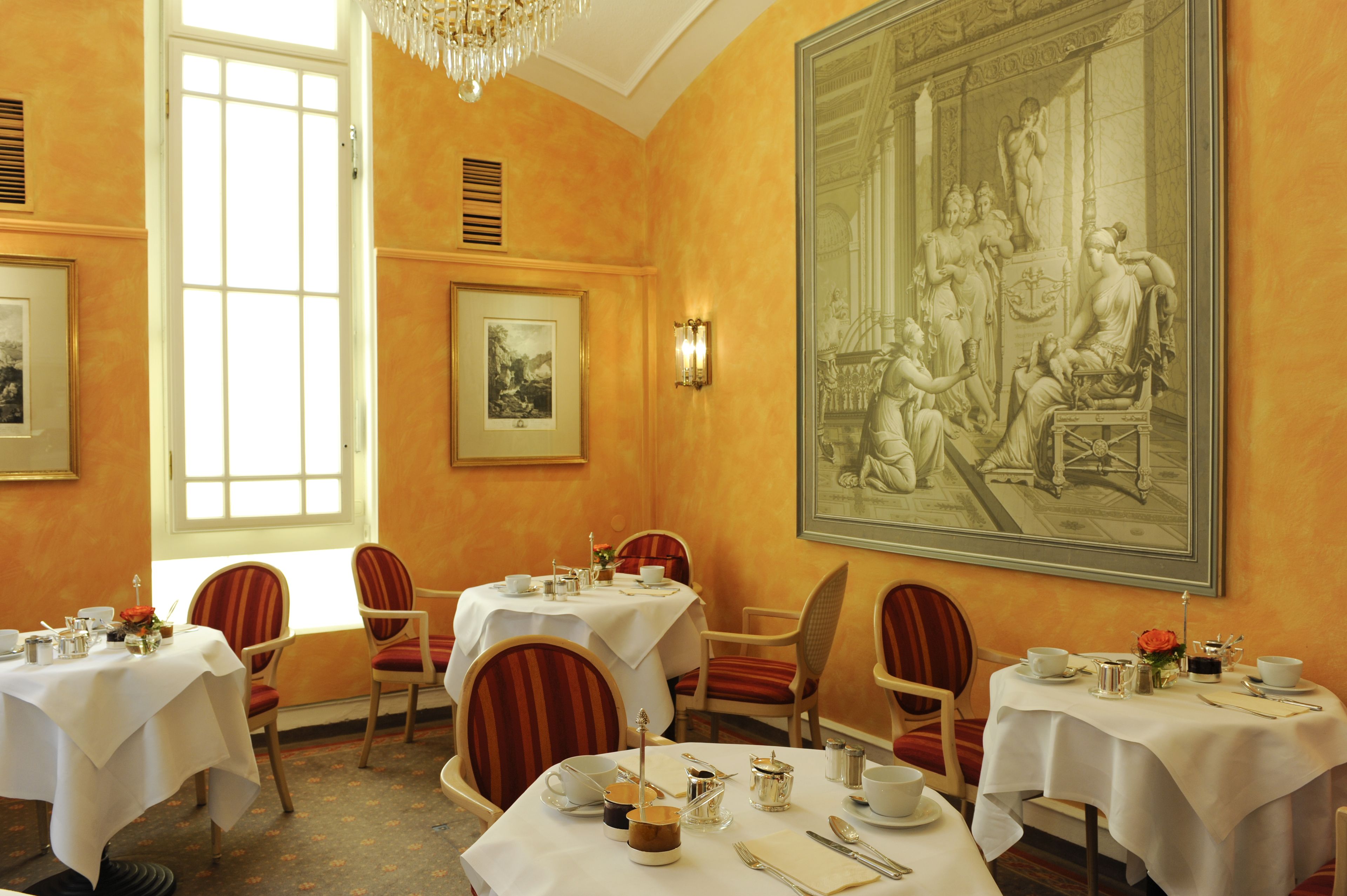 Café da manhã com buffet diário (EUR 18 por pessoa) 