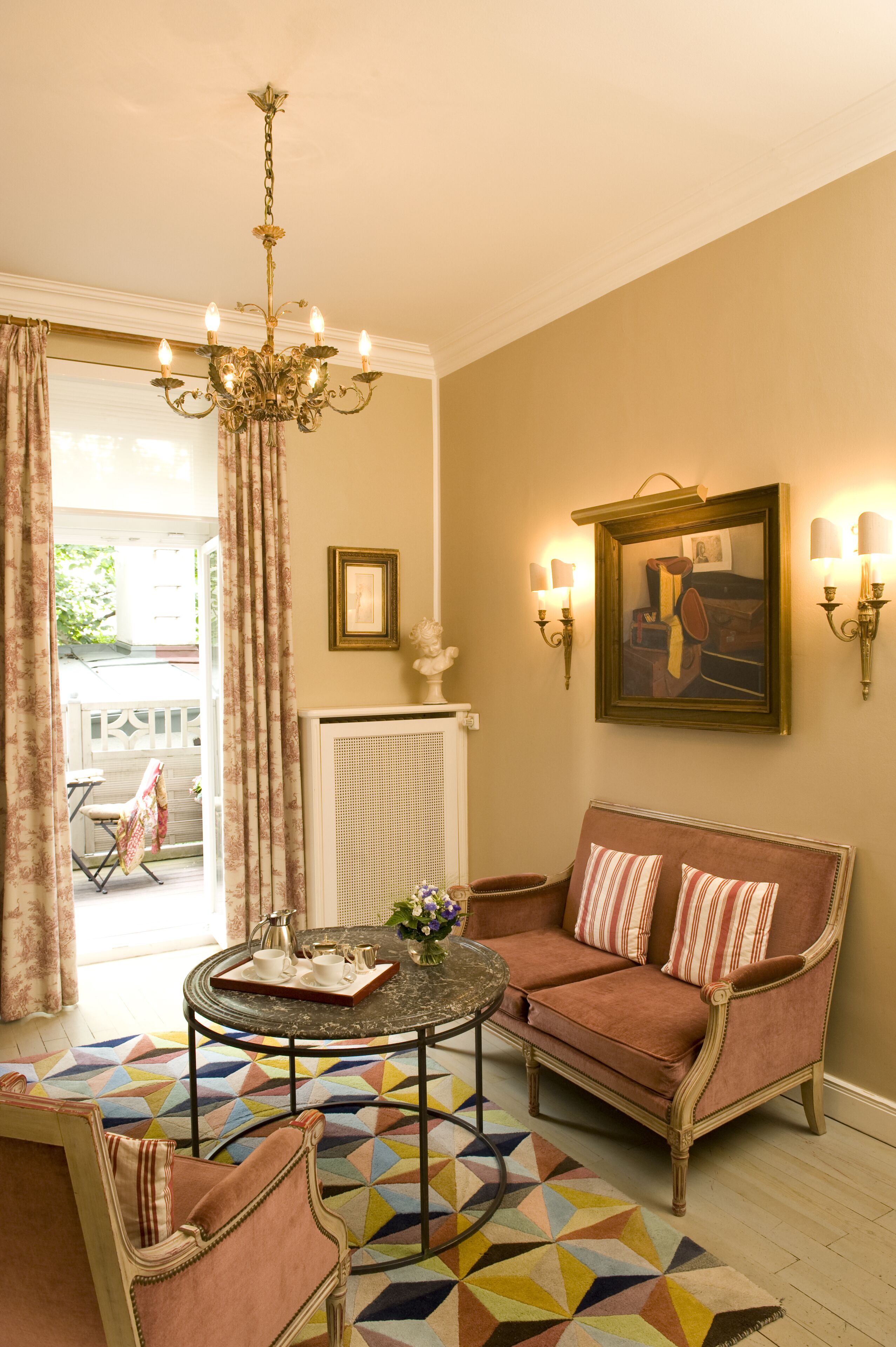 junior suite | living area | flat-screen tv