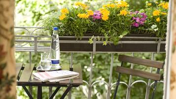 Standard enkelrum - 1 enkelsÀng - utsikt mot trÀdgÄrden | Balkong