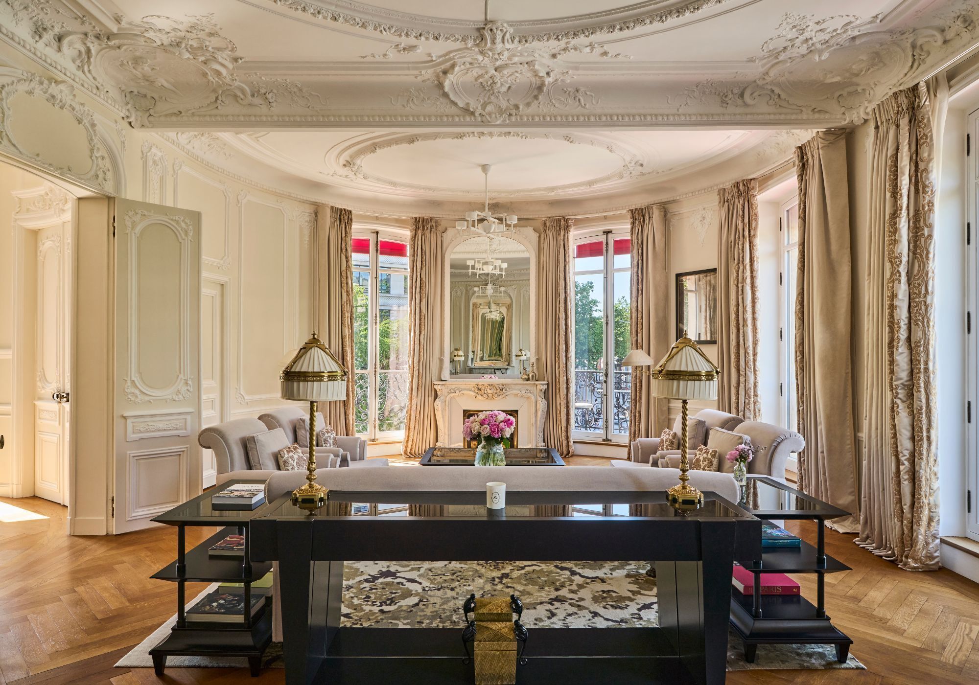 Signature suite (George V) | Woonruimte | Een 82-cm smart-tv met satellietzenders, betaalfilms en een kantoor