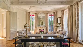 Signature suite (George V) | Woonruimte | Een 82-cm smart-tv met satellietzenders, betaalfilms en een kantoor