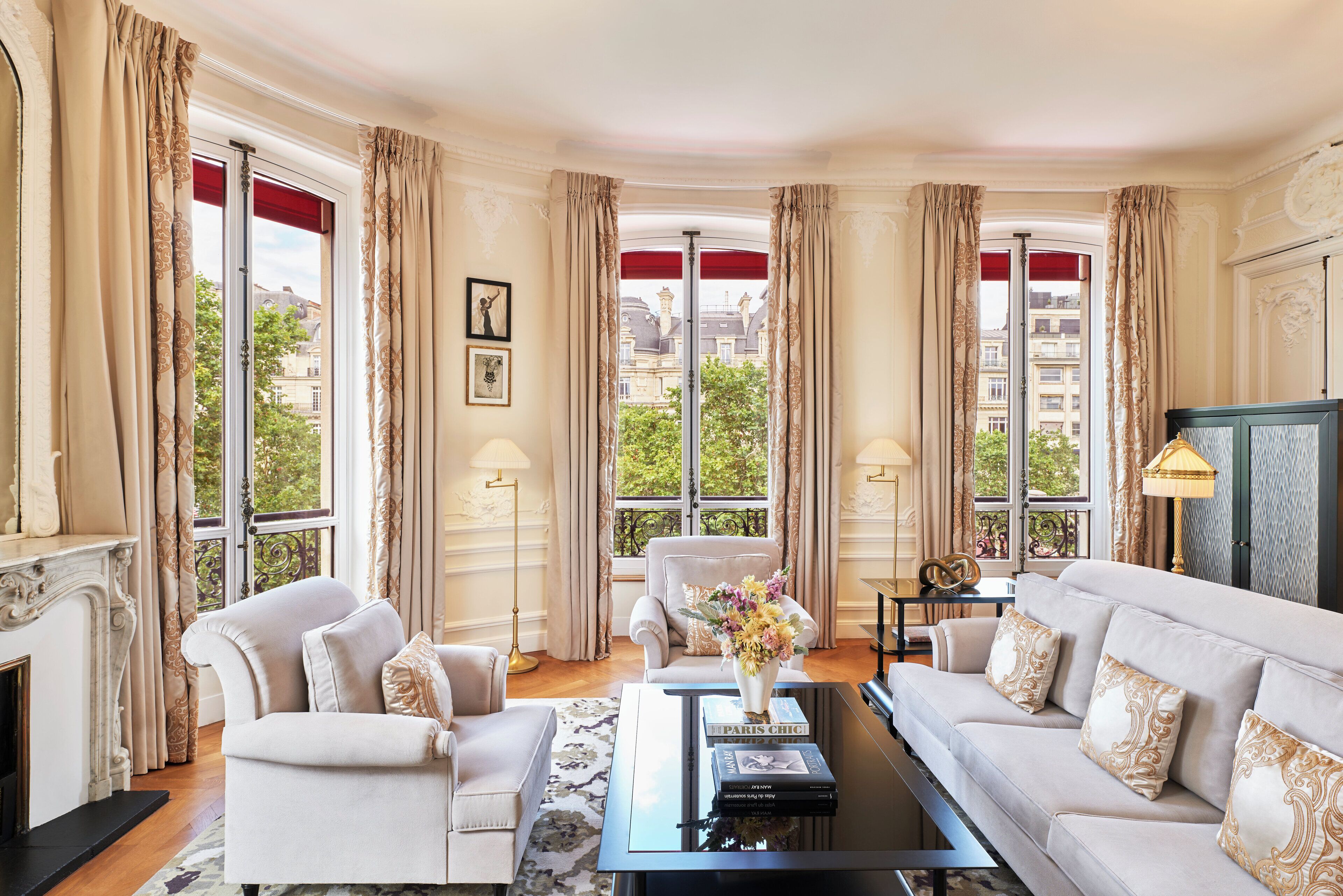 82-cm smart tv with satellite channels, pay films, offices