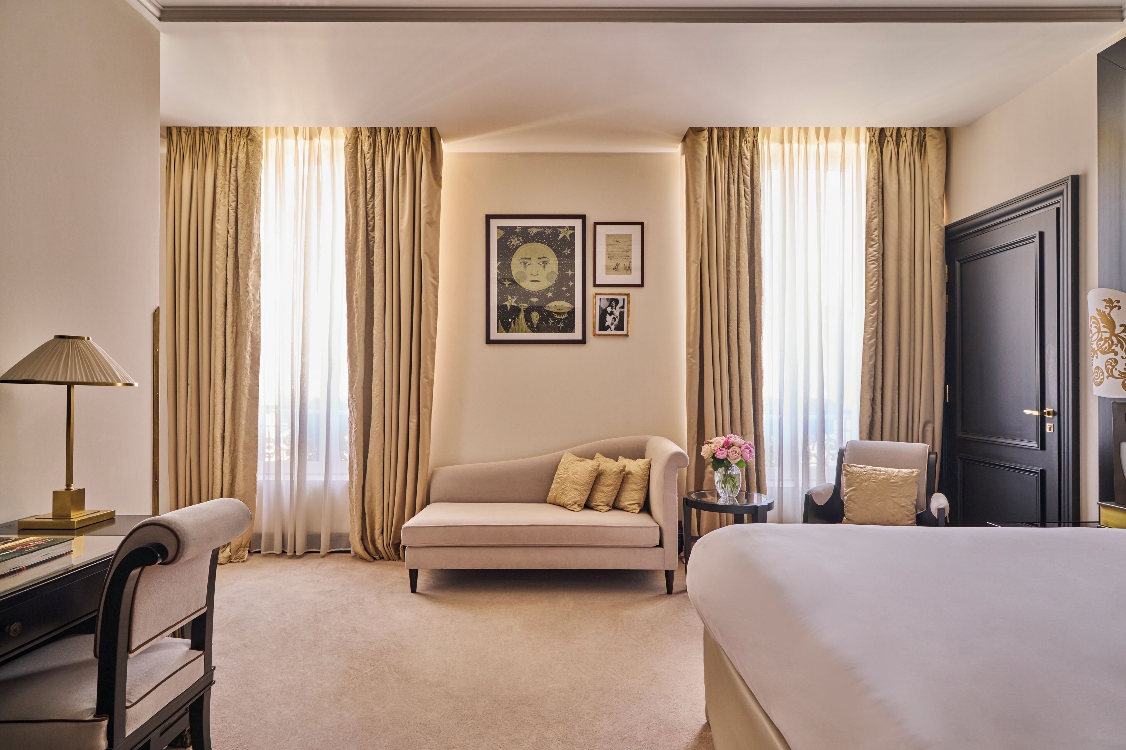 Deluxe Room | Living area | 82-cm Smart TV with satellite channels, pay movies, offices