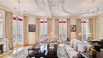 82-cm Smart TV with satellite channels, pay movies, offices