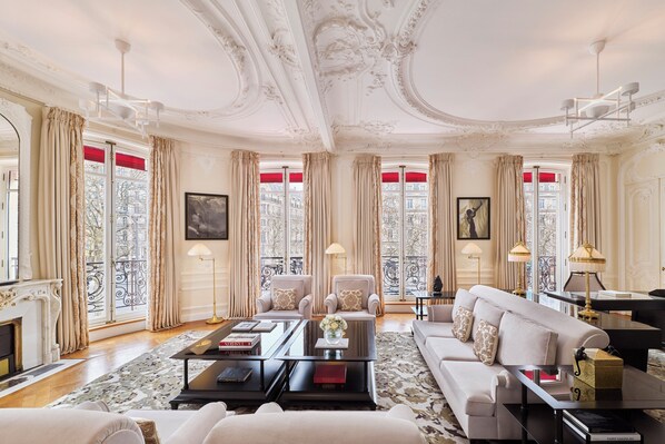 82-cm-Smart-TV mit Satellitenempfang, Pay-TV, Arbeitsbereiche