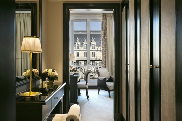 ห้องสวีท (Prestige, Champs Elysees) | เครื่องนอนระดับพรีเมียม, ผ้านวมขนเป็ด, เตียง Select Comfort, มินิบาร์ฟรี