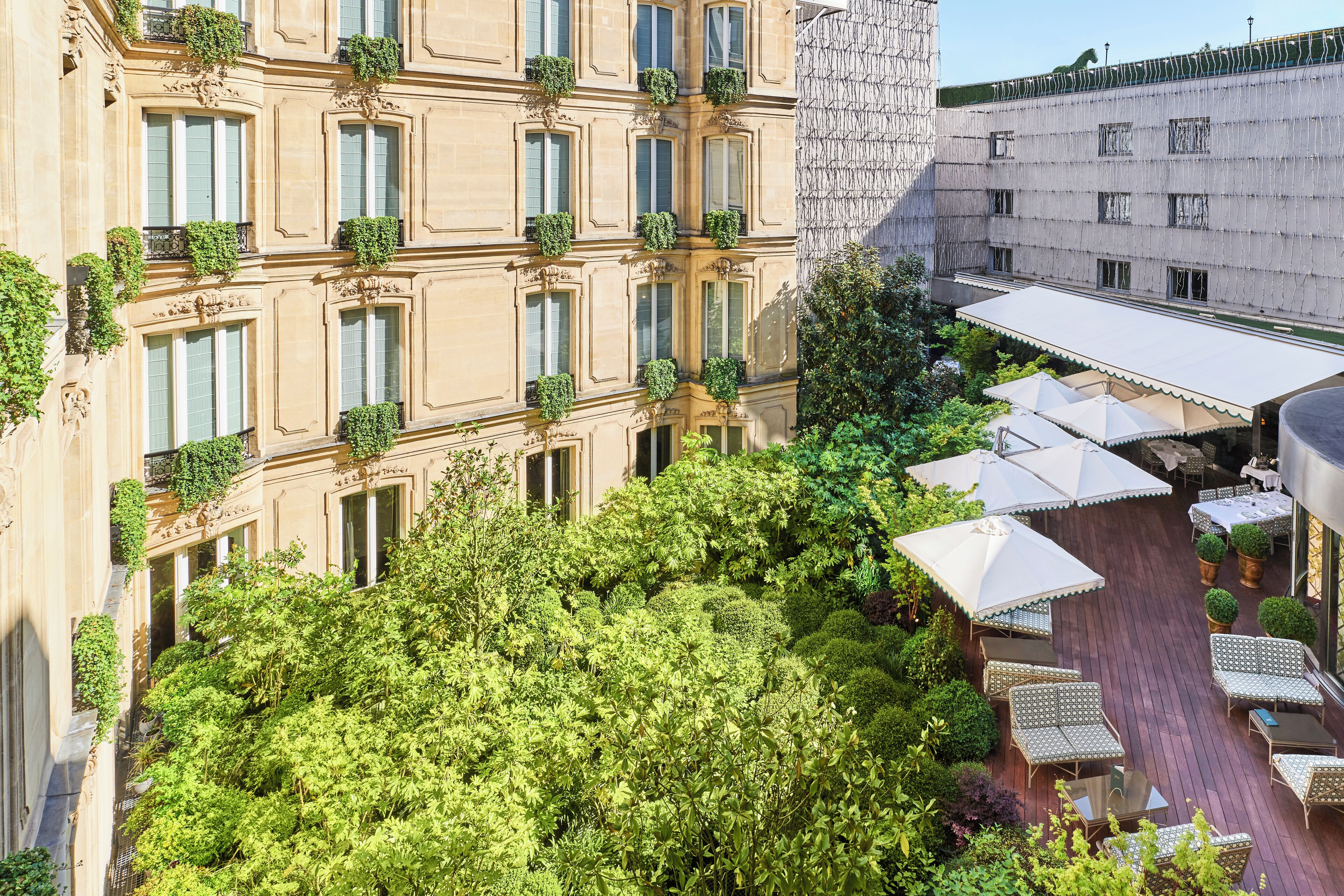 2 restaurantes; se sirven desayunos, almuerzos, cenas y cocina francesa 