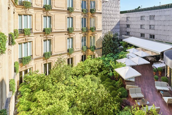 2 restaurants, breakfast, lunch, dinner served; French cuisine