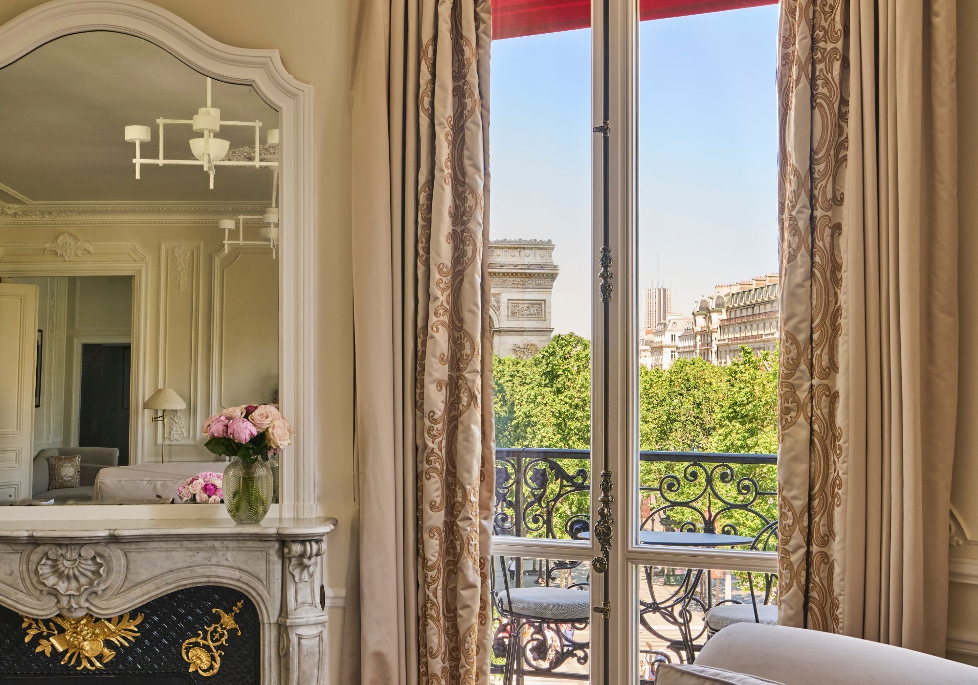 Signature suite (Arc de Triomphe) | Woonruimte | Een 82-cm smart-tv met satellietzenders, betaalfilms en een kantoor
