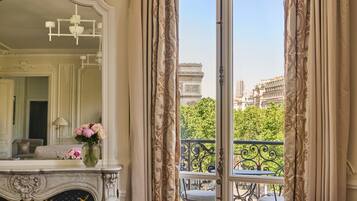 Signature suite (Arc de Triomphe) | Woonruimte | Een 82-cm smart-tv met satellietzenders, betaalfilms en een kantoor