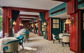 2 restaurants; breakfast, lunch, and dinner served - Hôtel Fouquet's Paris (Paris)