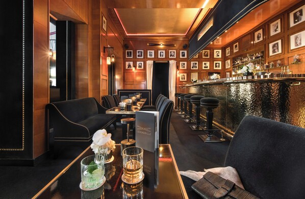 3 bars/lounges