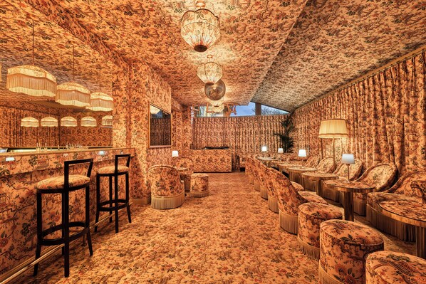 3 bares o lounges 