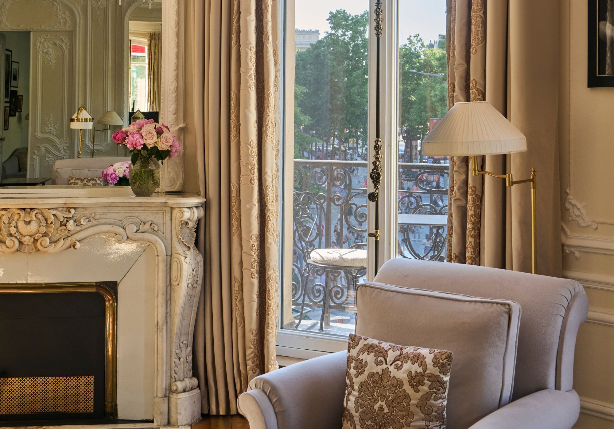 Signature Suite (George V) | Living area | 82-cm Smart TV with satellite channels, pay films, offices