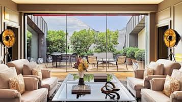 82-cm Smart TV with satellite channels, pay movies, offices