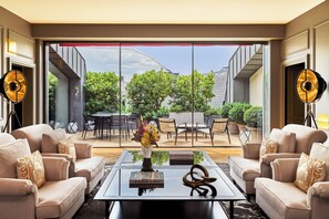 82-cm Smart TV with satellite channels, pay films, offices