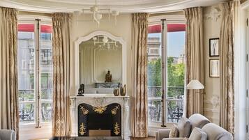 Signature suite (Arc de Triomphe) | Woonruimte | Een 82-cm smart-tv met satellietzenders, betaalfilms en een kantoor