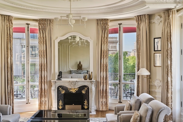 Signature-Suite (Arc de Triomphe) | Wohnbereich | 82-cm-Smart-TV mit Satellitenempfang, Pay-TV, Arbeitsbereiche
