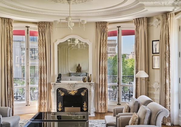 Suite Prestigio (Arc de Triomphe) | Área de sala de estar | Smart TV de 82 cm con canales vía satélite y películas con cargo
