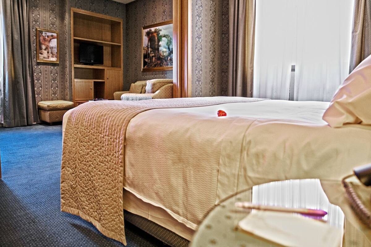 Junior Suite | Minibar, in-room safe, iron/ironing board, cribs/infant beds