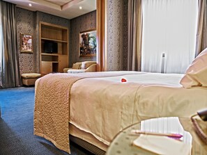 Junior Suite | Minibar, in-room safe, iron/ironing board, cribs/infant beds