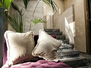 Lobby sitting area - Hotel Borromini (Rome)