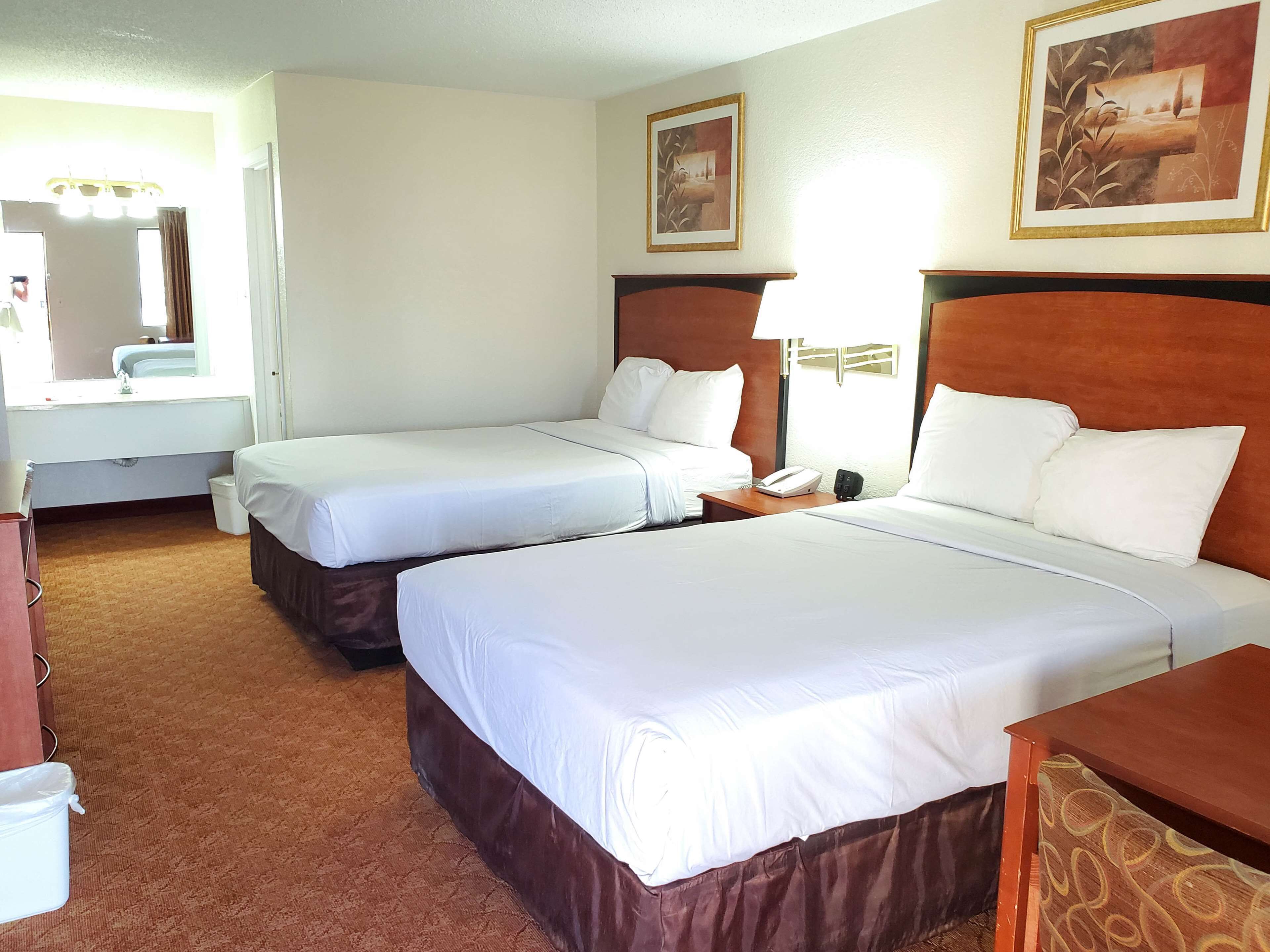 مكتب ومكواة/لوح كي وواي فاي مجانًا