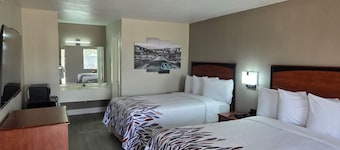 Red Roof Inn Shamrock