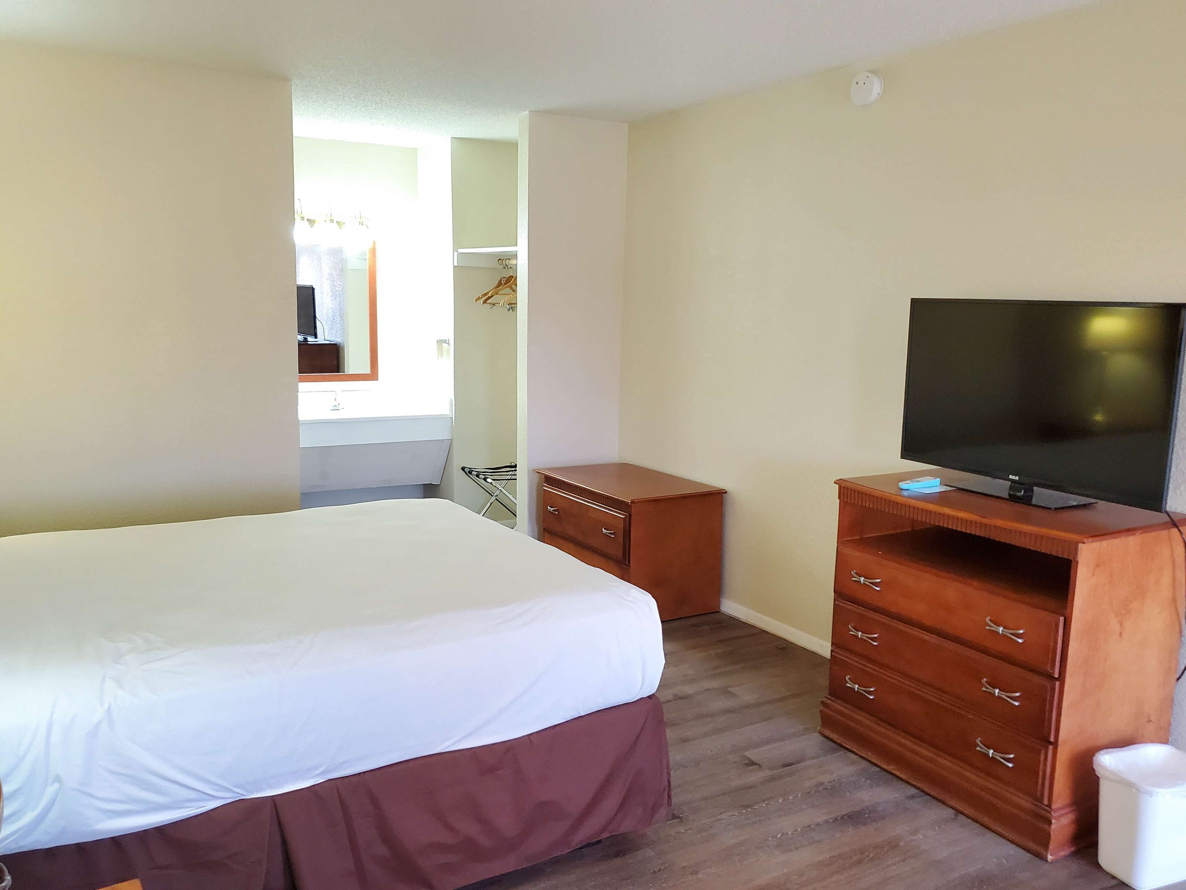 Desk, iron/ironing board, free WiFi