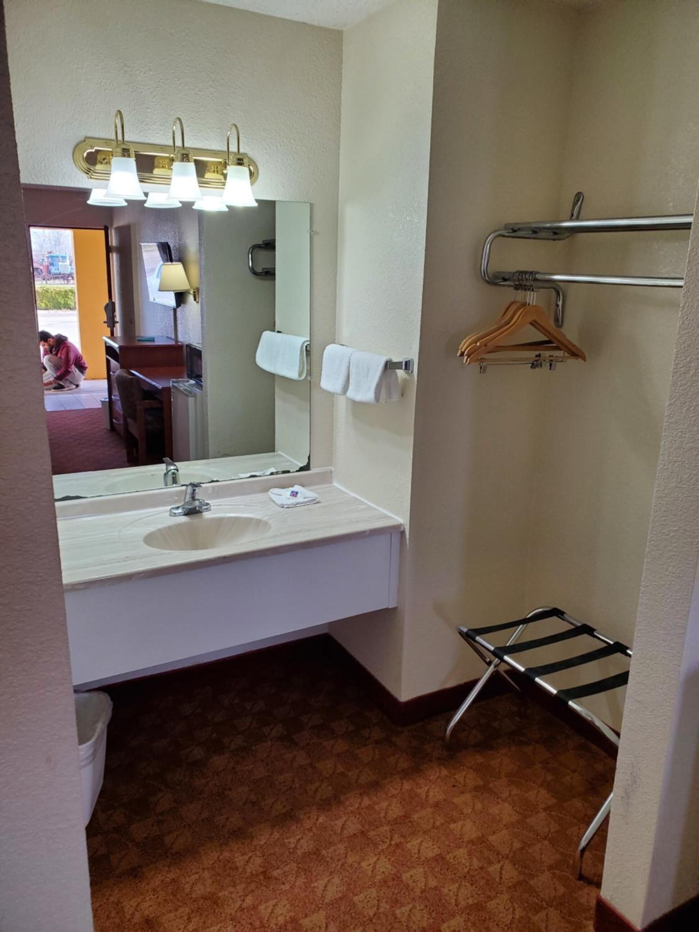 Articles de toilette gratuits, sèche-cheveux, serviettes fournies