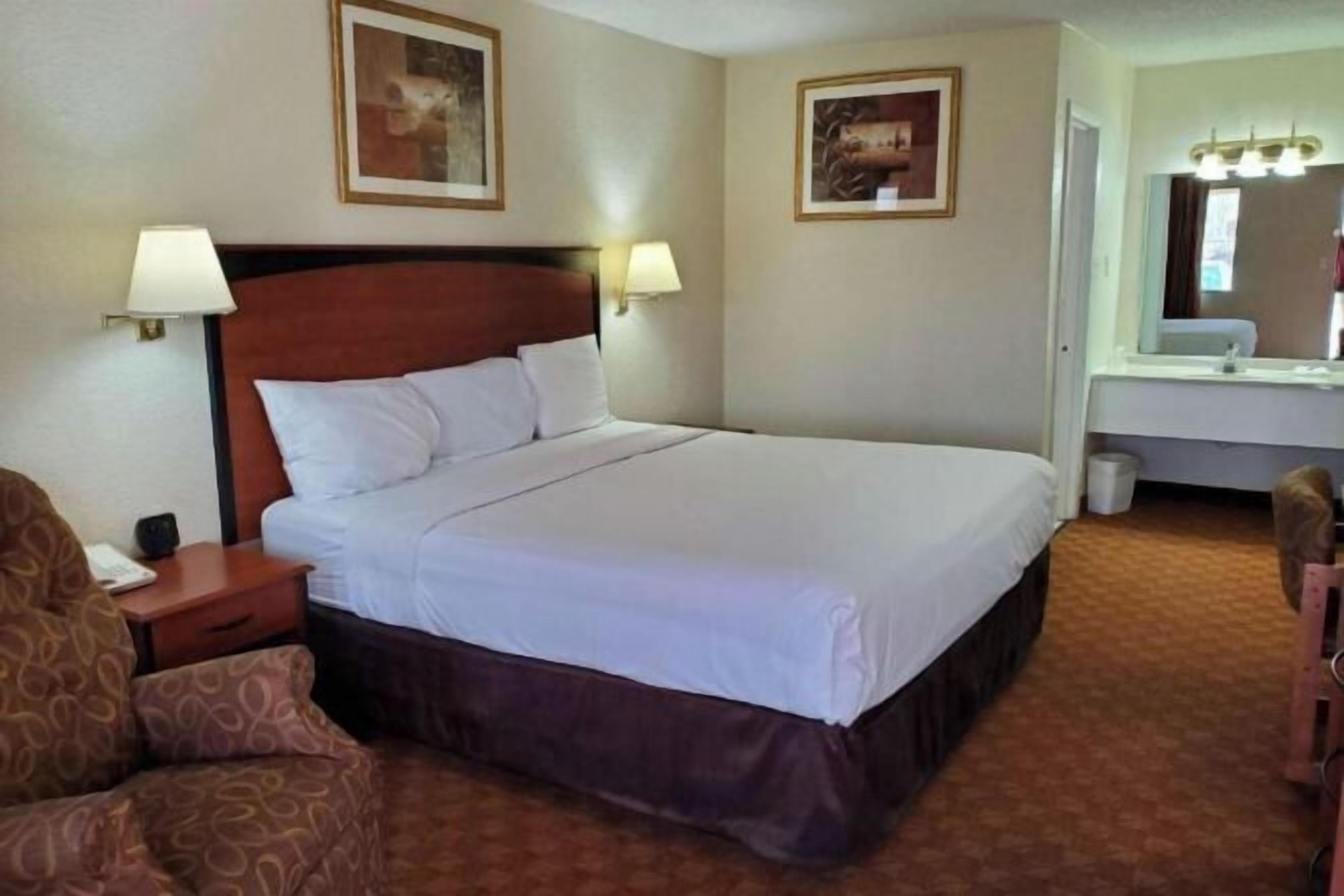 Escritorio, tabla de planchar con plancha y wifi gratis 