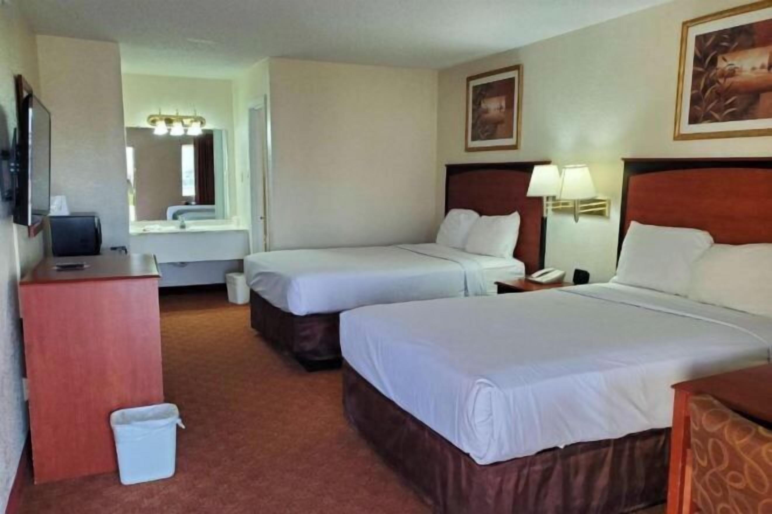 Escritorio, tabla de planchar con plancha y wifi gratis 