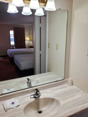 Chambre Standard, 2 lits doubles, non-fumeur | Salle de bain | Articles de toilette (gratuits), séchoir à cheveux, serviettes fournies