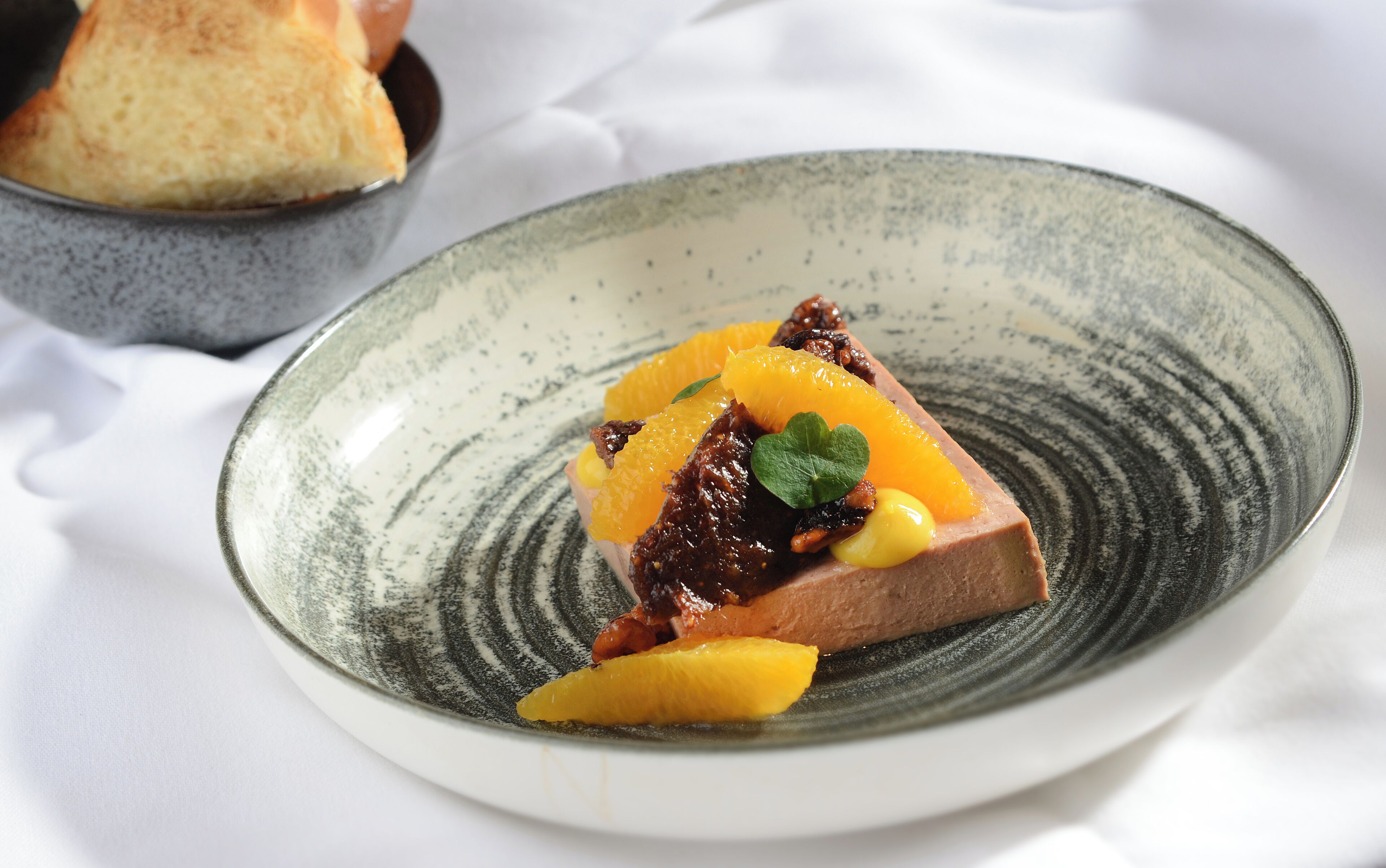 breakfast, lunch, dinner served; irish cuisine