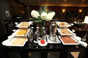 Breakfast, lunch, dinner served; Irish cuisine 