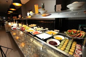 Buffet déjeuner servi tous les jours en supplément