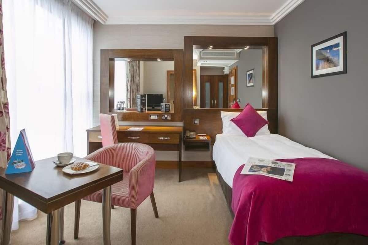 Luxe beddengoed, een kluis op de kamer, een bureau, geluiddichte muren