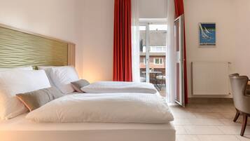 Hypo-allergenic bedding, in-room safe, desk, soundproofing