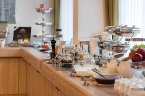 Se ofrece un desayuno bufé todos los días (por un coste adicional)