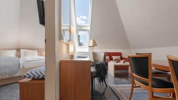 Familienzimmer | Wohnbereich | 35-Zoll-Flachbildfernseher mit Satellitenempfang, Fernseher