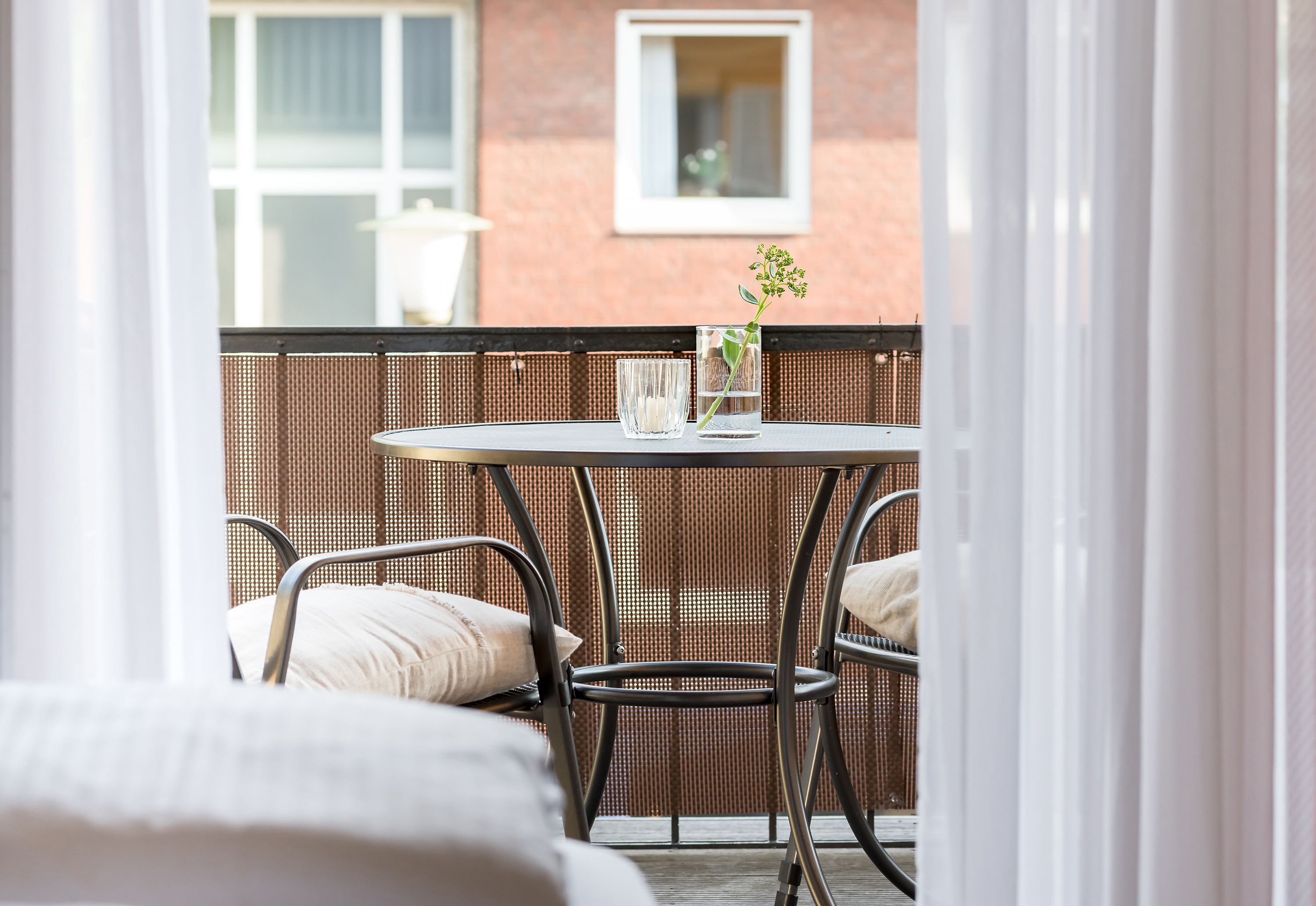 Allergiatestatut vuodevaatteet, tallelokero huoneessa, työpöytä